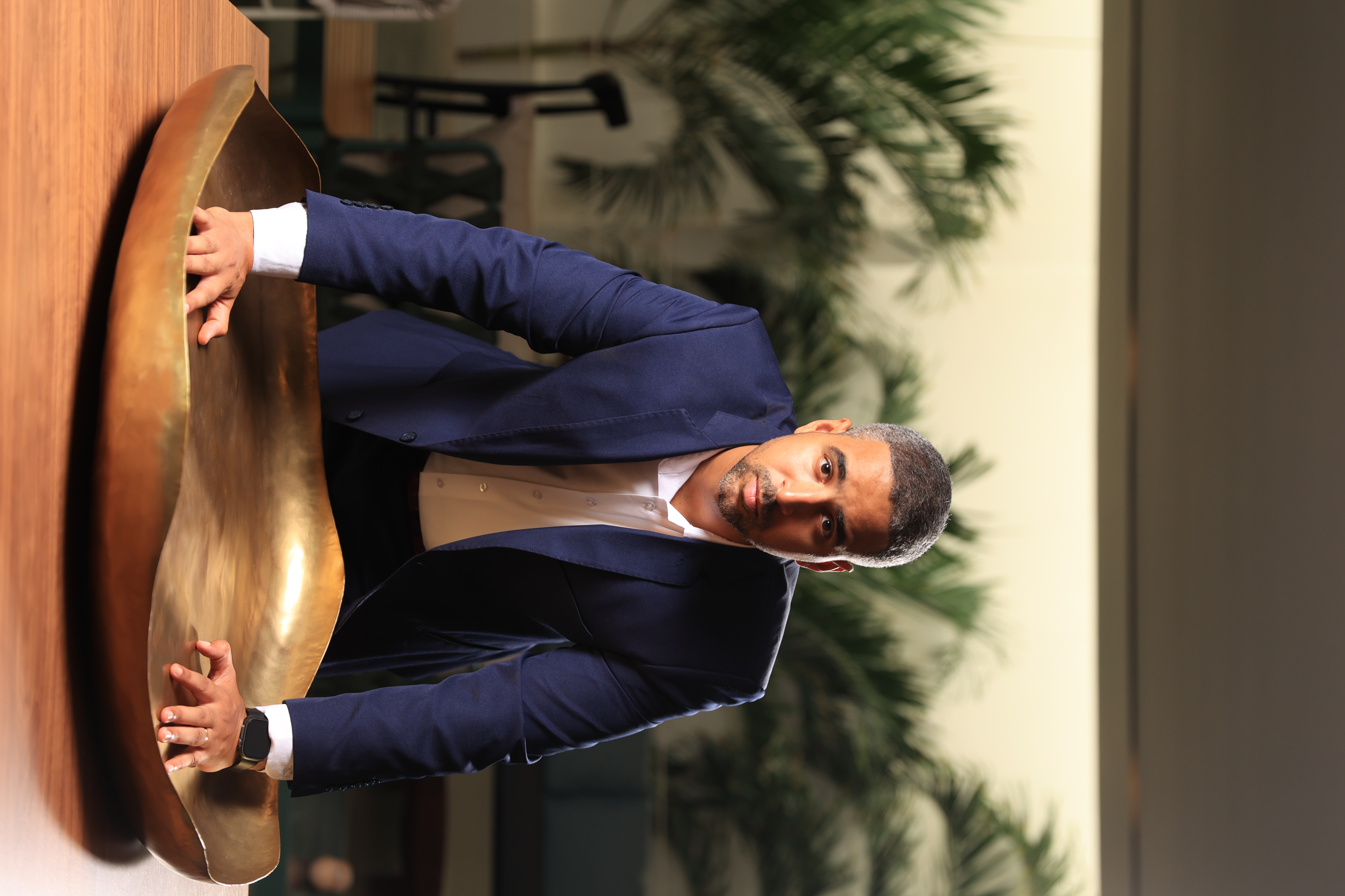 Luis Filipe em pose editorial